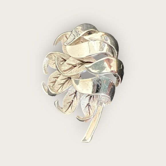 Vintage crown Trifari textured silver tone wind blown Blossom brooch - Picture 4 of 7